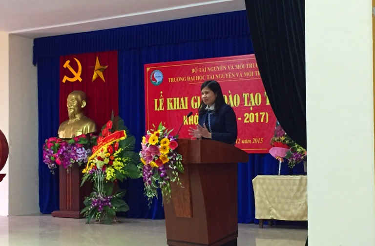 Bà Nguyễn Thị Huyền - Phó Vụ trưởng Vụ Tổ chức cán bộ (Bộ TN&MT) phát biểu tại lễ khai giảng
