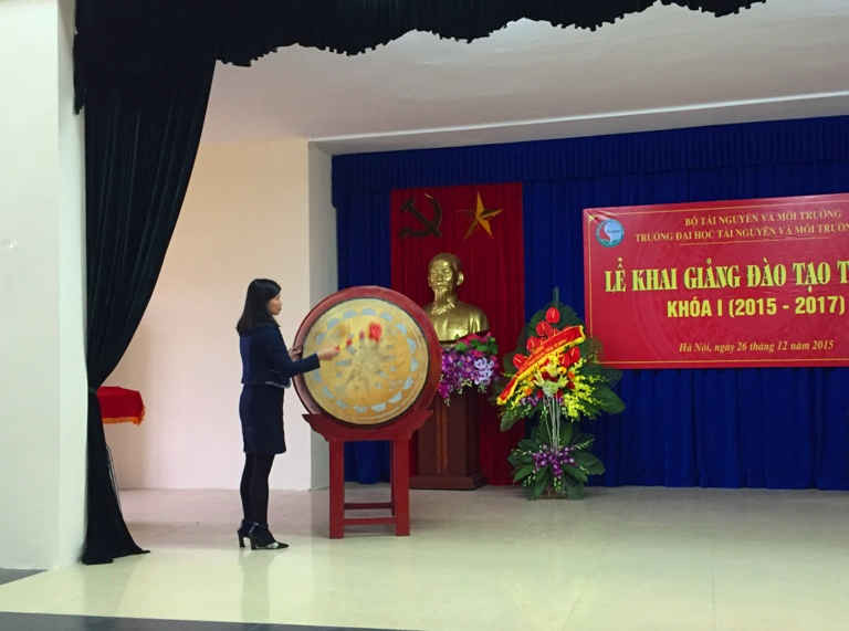 Bà Nguyễn Thị Huyền đánh trống khai giảng đạo tạo Thạc sĩ Khóa I (2015 - 2017), trường ĐH Tài nguyên và Môi trường Hà Nội