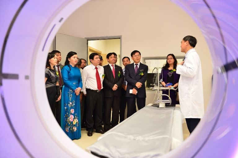 Bộ trưởng cùng các lãnh đạo thăm cơ sở vật chất của bệnh viện