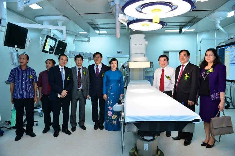 Bộ trưởng Tiến cùng các lãnh đạo thăm phòng mổ Hybrid tiên tiến nhất thế giới