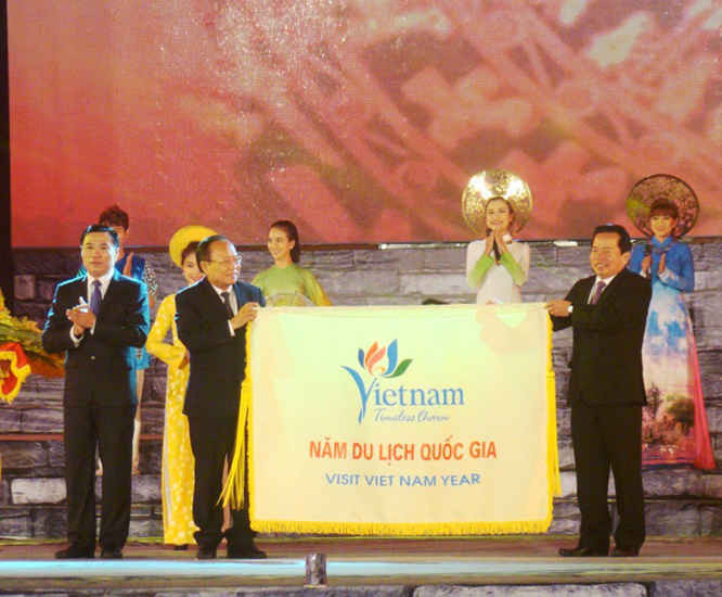 Bàn giao cờ luân lưu tổ chức Năm du lịch Quốc gia 2016 cho tỉnh Kiên Giang