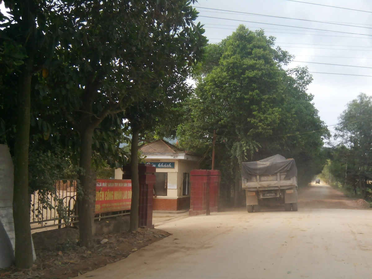 Xe chở đất từ Hà Tiến vào nhà máy gạch Tuynnen Sơn Trang bán trái phép