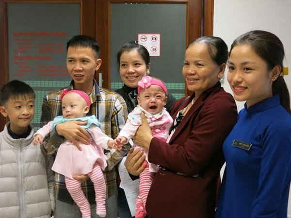 Gia đình cặp sinh đôi Ngọc Anh – Ngọc Ánh (Hải Phòng, 850gram và 1.000gram) với hạnh phúc trọn vẹn khi 2 bé sau 6 tháng đã nặng 6kg, phát triển hoàn toàn bình thường