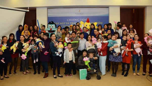 Bức ảnh lưu giữ kỷ niệm lần gặp mặt đầu tiên của gần 50 em bé sinh non được chăm sóc thành công tại Bệnh viện ĐKQT Vinmec Times City ngày 26/12/2015