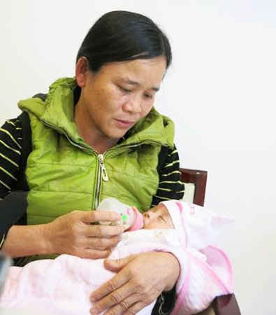 Bà nội cháu 2 bé song sinh cực kỳ non yếu Hán Bảo D. và Hán Bảo A (25 tuần, nặng 630gram và 570gram) xúc động khi 2 bé đã được Bệnh viện ĐKQT Vinmec Times City cứu sống
