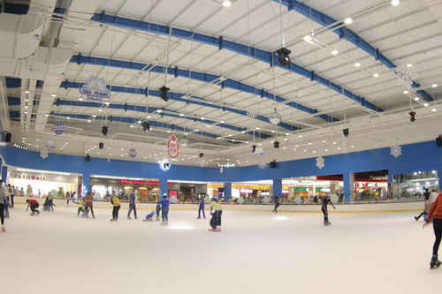 Các bạn trẻ háo hức với sân trượt băng trong nhà lớn nhất tại TP HCM