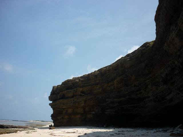 Vách đá trầm tích núi lửa kéo dài hàng cây số ở Lý Sơn (Quảng Ngãi) là di sản địa chất hiếm có trên thế giới