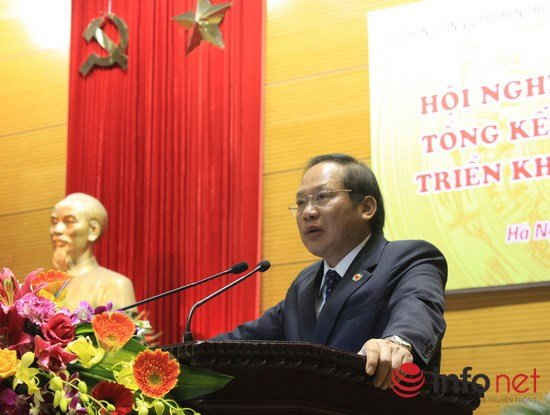 Thứ trưởng Bộ TT&TT Trương Minh Tuấn trình bày báo cáo đánh giá công tác báo chí năm 2015, phương hướng, mục tiêu, nhiệm vụ, giải pháp năm 2016. 