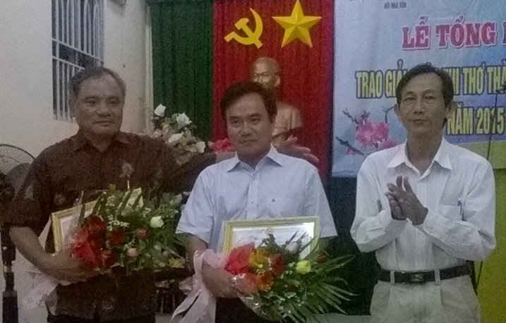 Tiến sĩ Trần Văn Nam, Phó Chủ tịch Liên hiệp các Hội VHNT TP Cần Thơ trao giấy chứng nhận cho 2 tác giả đoạt giải Nhì.
