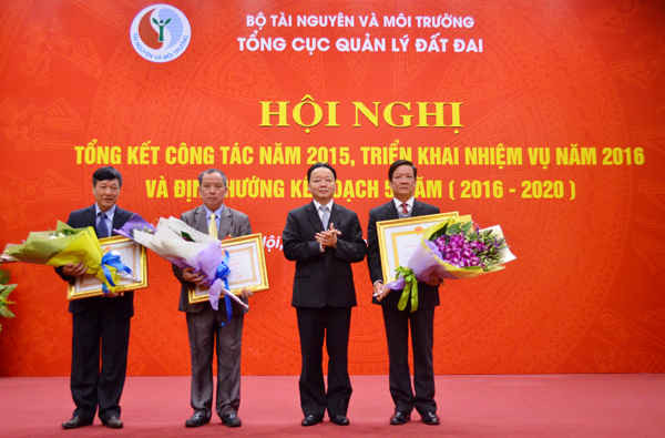 Thứ trưởng Trần Hồng Hà trao Huân chương lao động cho các cá nhân đạt thành tích xuất sắc