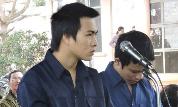 Lang Huy Mân (bên trái) và Nguyễn Văn Hùng tại phiên tòa