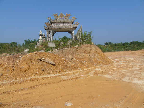 Nhiều ngôi mộ bị khoét sâu ở phần móng, ảnh hưởng đến vấn đề tâm linh của người dân nằm trong vùng dự án