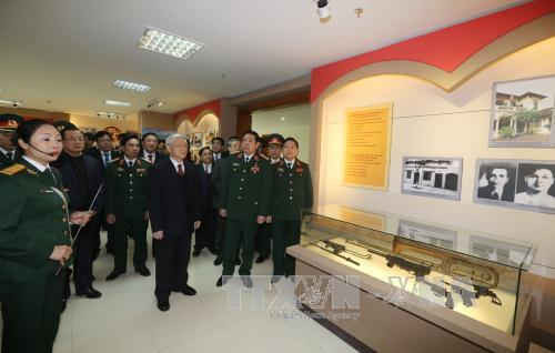 Tổng Bí thư Nguyễn Phú Trọng, Bí thư Quân uỷ Trung ương thăm phòng truyền thống của Bộ Tư lệnh Thủ đô Hà Nội. 