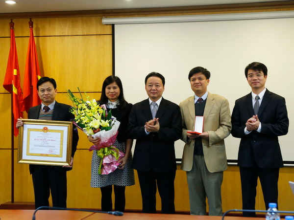 Vụ Tổ chức cán bộ - Bộ TN&MT đã đón nhận Huân chương Lao động Hạng Nhì của Chủ tịch nước CHXHCN Việt Nam ghi nhận những công lao đóng góp vào công cuộc xây dựng đất nước của Vụ.
