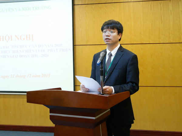Phó Vụ trưởng Vụ Tổ chức cán bộ Phạm Tân Tuyến trình bày báo cáo tại hội nghị