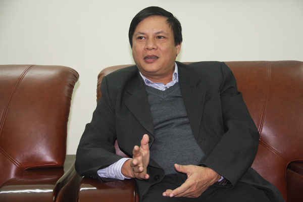 Ông Phan Quốc Anh - Phó Tổng Giám đốc của Tổng Công ty Đường sắt Việt Nam trao đổi với phóng viên Báo TN&MT