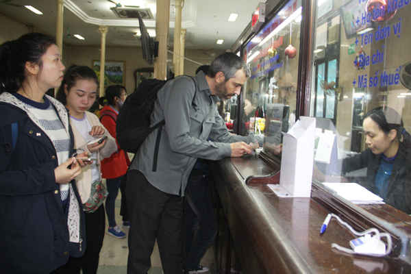 Nhiều hành khách trong và ngoài nước mua vé tàu về quê trong dịp Tết bởi họ cho rằng tàu là phương tiện có tính an toàn cao