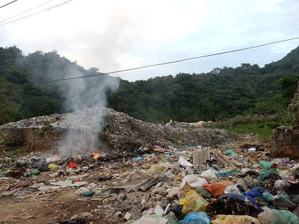 Hình ảnh bãi rác quá tải và ô nhiễm trầm trọng.