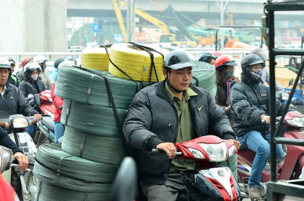 Người đàn ông này khá vất vả khi chở số hàng kồng kềnh khi qua khu vực tắc đường