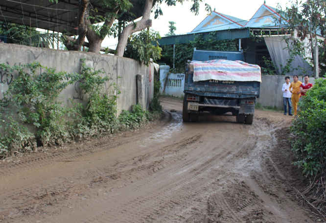 Đoạn đường thôn 19, xã Pom Lót, huyện Điện Biên trở nên lầy lội vì các xe chở cát của các doanh nghiệm quần nát