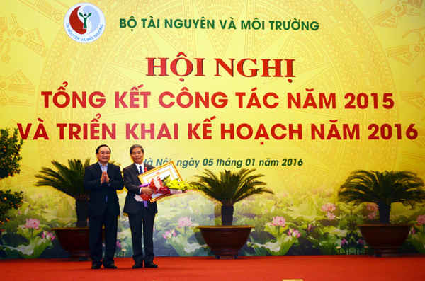 Thừa ủy quyền của Chủ tịch nước, Phó Thủ tướng Chính phủ Hoàng Trung Hải trao Huân chương Lao động hạng Nhất của Chủ tịch nước cho Bộ trưởng Bộ TN&MT Nguyễn Minh Quang