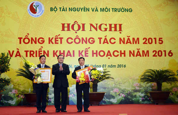 Thừa ủy quyền của Thủ tướng, Phó Thủ tướng Hoàng Trung Hải trao danh hiệu Chiến sỹ thi đua Toàn quốc cho các Thứ trưởng Bộ TN&MT Trần Hồng Hà và Nguyễn Thái Lai