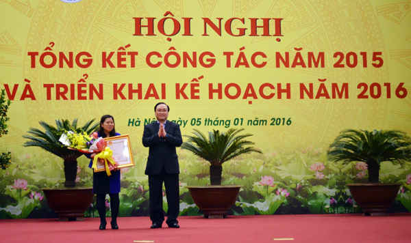 Thừa ủy quyền của Thủ tướng, Phó Thủ tướng Hoàng Trung Hải trao Bằng khen của Thủ tướng Chính phủ cho Thứ trưởng Bộ TN&MT Nguyễn Thị Phương Hoa