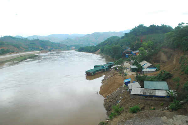 Khu nhà nổi Thùy Linh nằm ven dòng sông Hồng ở gần đền Bảo Hà, xã Bảo Hà, huyện Bảo Yên (Lào Cai) là nơi sới bạc lớn bị công an tỉnh Lào Cai phát hiện, bắt giữ ngày 3/1/2016.