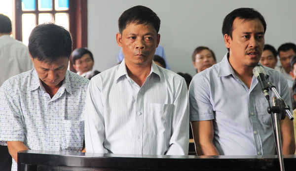 Nguyên Phó Chánh Thanh tra Sở GTVT Đắk Nông  (giữa) bị tuyên phạt 7 năm tù giam về tội “nhận hối lộ”