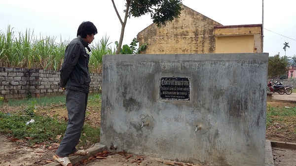 Trưởng thôn Mỹ Đàm ông Trương Văn Huy bức xúc chỉ cho phóng viên các bể nước đang trong tình trạng “mọc rêu”