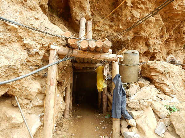 Những hầm khai thác quặng sâu hàng trăm mét tiềm ẩn nguy cơ tai nạn cao
