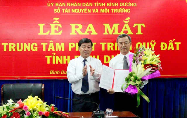 Ông Trần Thanh Liêm – Chủ tịch UBND tỉnh Bình Dương (bên trái) trao quyết định thành lập Trung tâm Phát triển quỹ đất một cấp cho ông Phạm Danh – Giám đốc Sở TN&MT tỉnh Bình Dương. 