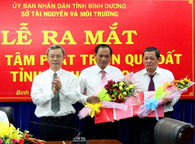 Ông Phạm Danh - Giám đốc Sở TN&MT tỉnh Bình Dương (bên trái) chúc mừng Ban lãnh đạo của Trung tâm Phát triển quỹ đất một cấp 