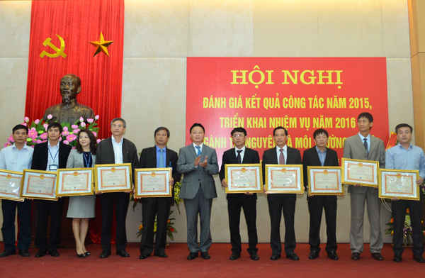 Thay mặt lãnh đạo Bộ TN&MT, Thứ trưởng Trần Hồng Hà đã trao Bằng khen của Bộ trưởng Bộ TN&MT cho các tập thể, cá nhân có thành tích xuất sắc trong công tác năm 2015