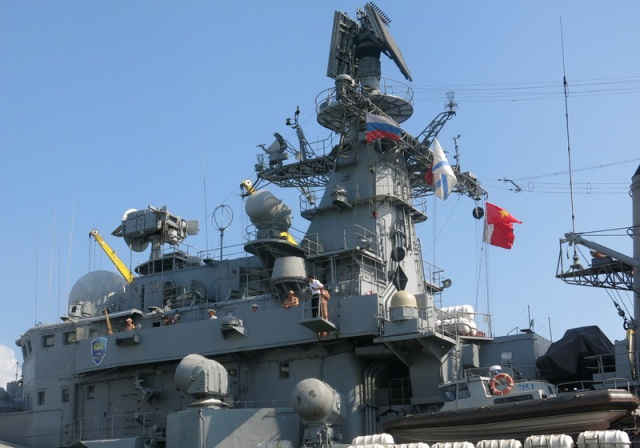 Cờ Việt Nam tung bay trên tàu Hải quân Nga