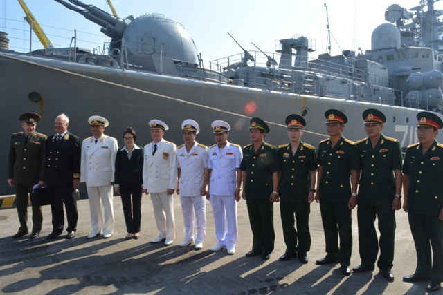 Lãnh đạo các cơ quan, đơn vị của Việt Nam chụp ảnh cùng chỉ huy đội tàu Hải quân Liên bang Nga