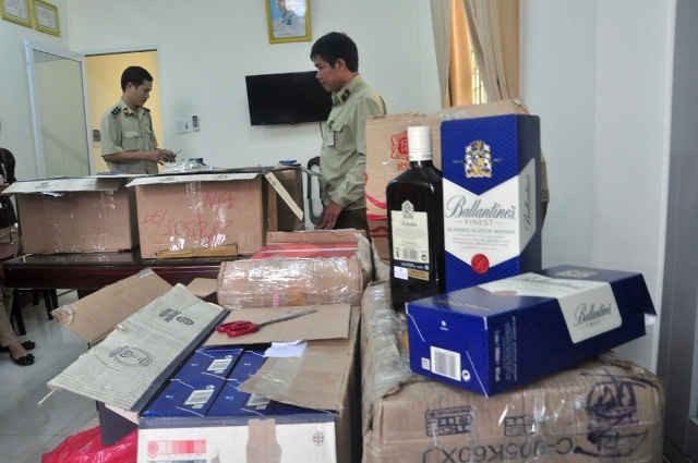 Hàng trăm chai rượu lậu đang được lưu giữ tại Đội QLTT số 10