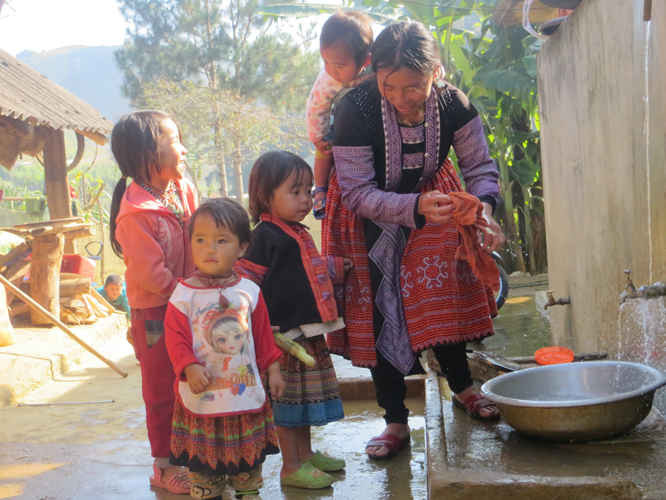 Người dân bản Hua Tạt, xã Vân Hồ vui đón nguồn nước sinh hoạt hợp vệ sinh