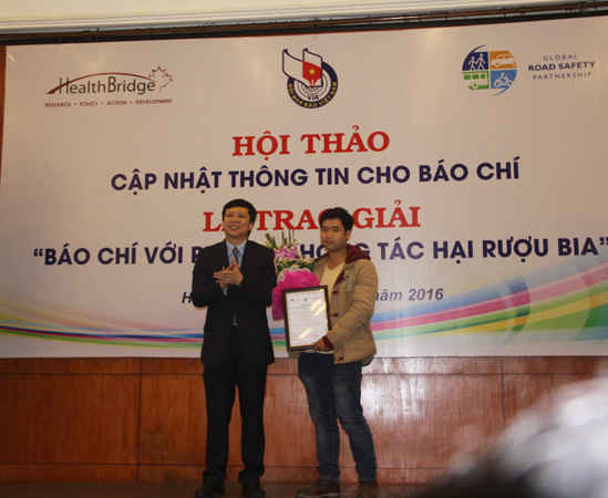 Ông Hồ Quang Lợi trao giải A cho nhóm phóng viên điều tra – Báo Lao động (Báo in) với tác phẩm trong loạt bài 5 kỳ “Nạn rượu, bia tàn phá giống nòi Việt”