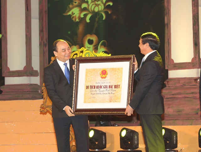 Phó Thủ tướng Nguyễn Xuân Phúc trao Bằng công nhận “Đền Trạng Trình Nguyễn Bỉnh Khiêm là khu di tích quốc gia đặc biệt” cho lãnh đạo TP. Hải Phòng.