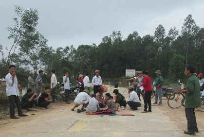 Người dân xã Phú Lộc chặn phương tiện không cho khai thác đất trái phép để bảo vệ đường làng, môi trường