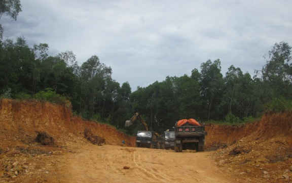 Hoạt động khai thác đất núp bóng cải tạo vườn đồi ở Can Lộc