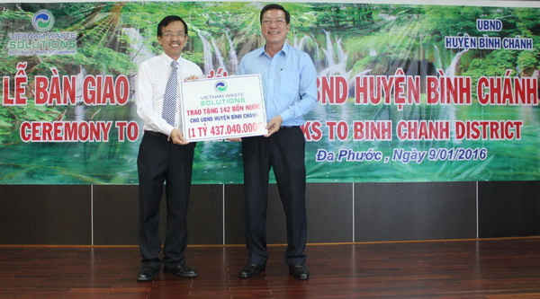 Ông David Dương - Tổng Giám đốc VWS (bên trái) trao bảng tượng trưng 142 bồn nước cho Ông Nguyễn Văn Hồng - Phó Chủ tịch UBND huyện Bình Chánh