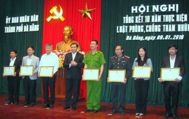 Chủ tịch UBND TP. Đà Nẵng Huỳnh Đức Thơ tặng Bằng khen cho các đơn vị, cá nhân có thành tích xuất sắc về PCTN trong giai đoạn 2006 – 2015