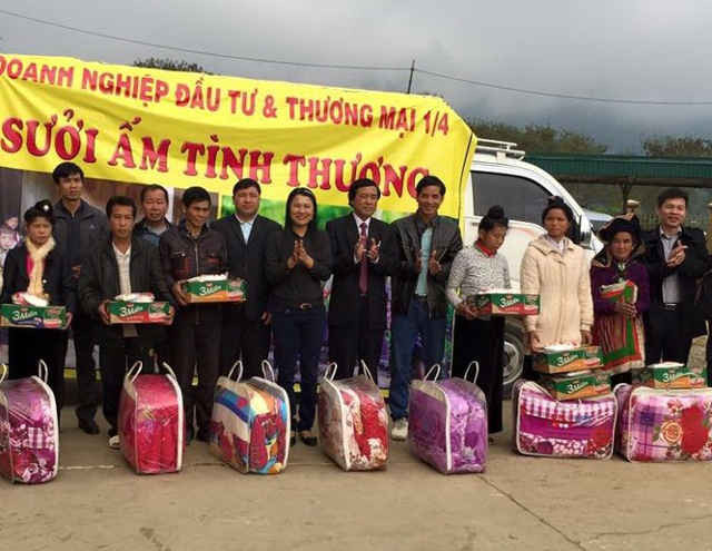 PV Báo TN&MT cùng lãnh đạo địa phương và Giám đốc DN 1-4 trao quà tại xã Ẳng Nưa, huyện Mường Ảng, (Điện Biên)