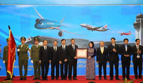 Phó Chủ tịch Quốc hội Nguyễn Thị Kim Ngân trao Huân chương Lao động hạng Nhất cho ngành hàng không dân dụng Việt Nam.