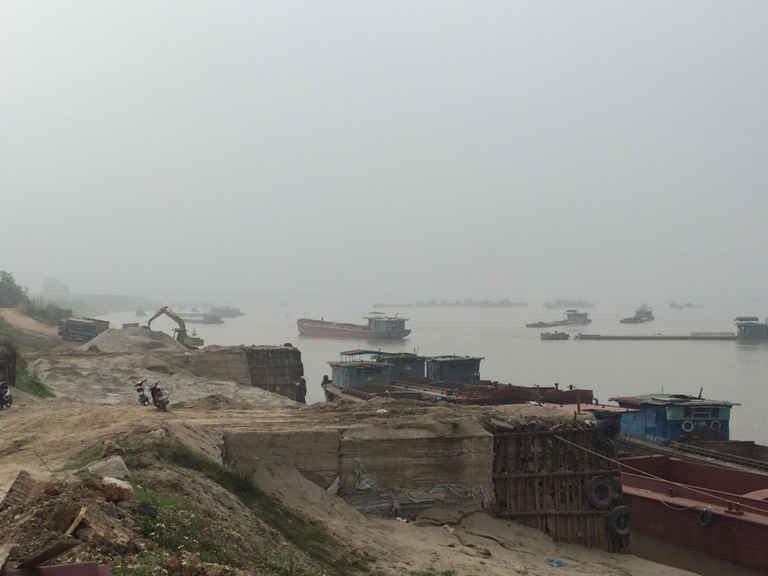 Việc tập kết, kinh doanh cát, sỏi đang uy hiếp an toàn hệ thống mố kè, đê kè Sông Hồng.