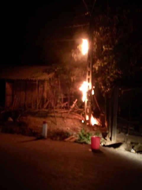 Cột điện số 24 (thuộc bản xóm Mới, Châu Phong) bốc cháy trong đêm