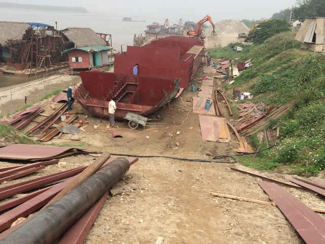 Ngang nhiên đóng tàu sắt trọng tải lớn không xin phép cơ quan chức năng của Công ty Phú Thịnh.