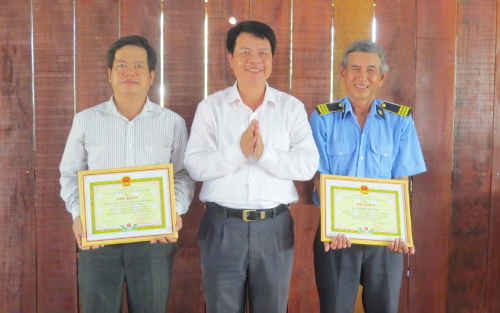 Ông Ngô Quang Tuyên - Phó Giám đốc Sở Văn hoá, Thể thao và Du lịch tặng giấy khen cho tập thể và cá nhân ông Nguyễn Tấn Mẫm (phải)